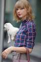 taylor-swift-leaving-her-apartment-in-nyc-with-her-cat-september-2014_3.jpg