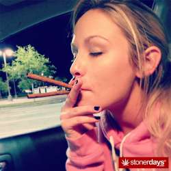 HOT-GIRLS-SMOKING-BONGS-93.jpg