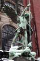 Erzengel_Michael-Statue_über_dem_Portal_der_St._Michaeliskirche_Hamburg.jpg
