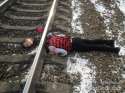 russia-girl-take-selfie-suicide-neck-railway-track-04.jpg