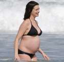 pregnant-anne-hathaway-in-bikini-at-a-beach-in-hawaii-01-03-2016_13.jpg