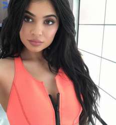 kylie-jenner-has-a-photoshoot-for-her-new-swimwear-range-she-created-with-hersister-kendall-.jpg