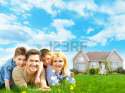 28413013-a-família-feliz-próximo-novo-lar.-conceito-da-hipoteca..jpg