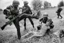 Soldado survietnamita patea a miembro del Viet Cong (oct 1965), por Rick Merron.jpg