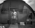 Harold M. Agnew porte le plutonium de la bombe atomique de Nagasaki.jpg