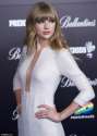 Taylor_Swift_rocks_her_sexy_white_dress_at_the_40_Principales_Awards_3.jpg