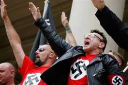 us.neo-nazis-saluting_pic.jpg