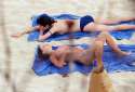 Natalie_Portman_Bikini-Topless_Caribbean_Beach__30-01-2000_07.jpg