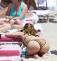 Bella-Thorne-and-Dani-Thorne--Hot-in-a-Bikini-on-the-beach-in-Miami-30-e1460232639422.jpg