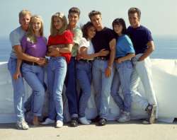 90210-Original-Cast-Denim-Jeans-90s-Style-800x636.jpg