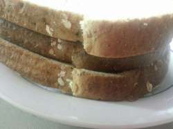 An_image_of_a_toast_sandwich,_shot_from_the_side.jpg