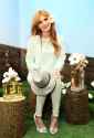 bella_thorne_photoshoot_for_marc_jacobs_daisy_tweet_shop_in_new_york_city_4.jpg