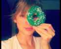 taylor-swift-donut-twitter-1360077280-view-0.png