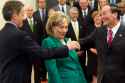 world-leaders-politician-awkward-handshakes-g20-apec-photos-04[1].jpg