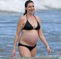 pregnant-anne-hathaway-in-bikini-at-a-beach-in-hawaii-01-03-2016_16.jpg