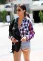 Selena-Gomez-hot-in-cutoff-shorts--16-720x1016.jpg