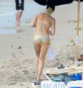 GWEN-STEFANI-in-Bikinis-on-the-Beach-in-Miami-11.jpg