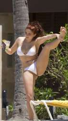 32E10A2400000578-3525463-Quite_the_pose_Ariel_performed_some_stretches_poolside_before_he-a-9_1459941398143.jpg