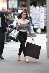 maisie-williams-and-sophie-turner-shopping-in-paris_8.jpg