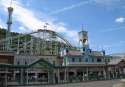Lake_Compounce_Main_Gate.jpg