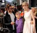 Zac-Efron-Danny-DeVito-Taylor-Swift-spent-time-posing.jpg
