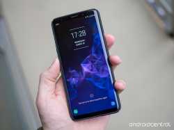 galaxy-s9-plus-in-hand-lock-screen-hard-shell-case.jpg